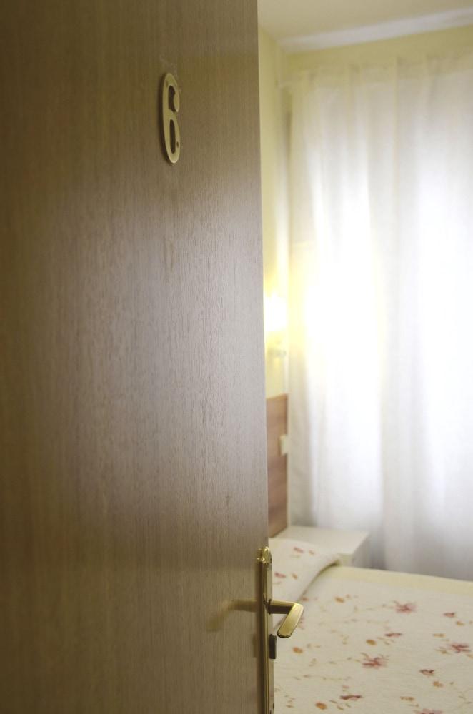 Hostal Nersan2 Madrid Exterior photo